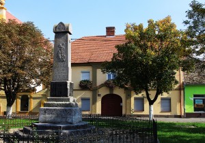 Parohia catolică - vedere frontală cu monument