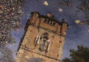 Reflexia turnului în apă
